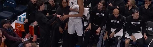 本场第二次！SGA突破动作过大吃进攻犯规 文班倒地捂膝盖下场休息