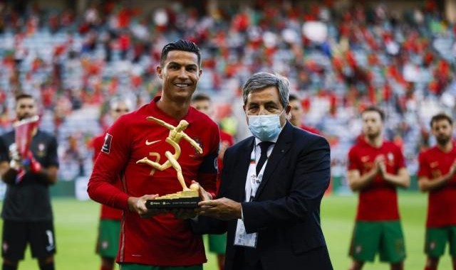 真人娱乐-C罗打进111球 葡国足协因陋就简 给他颁了个奖！